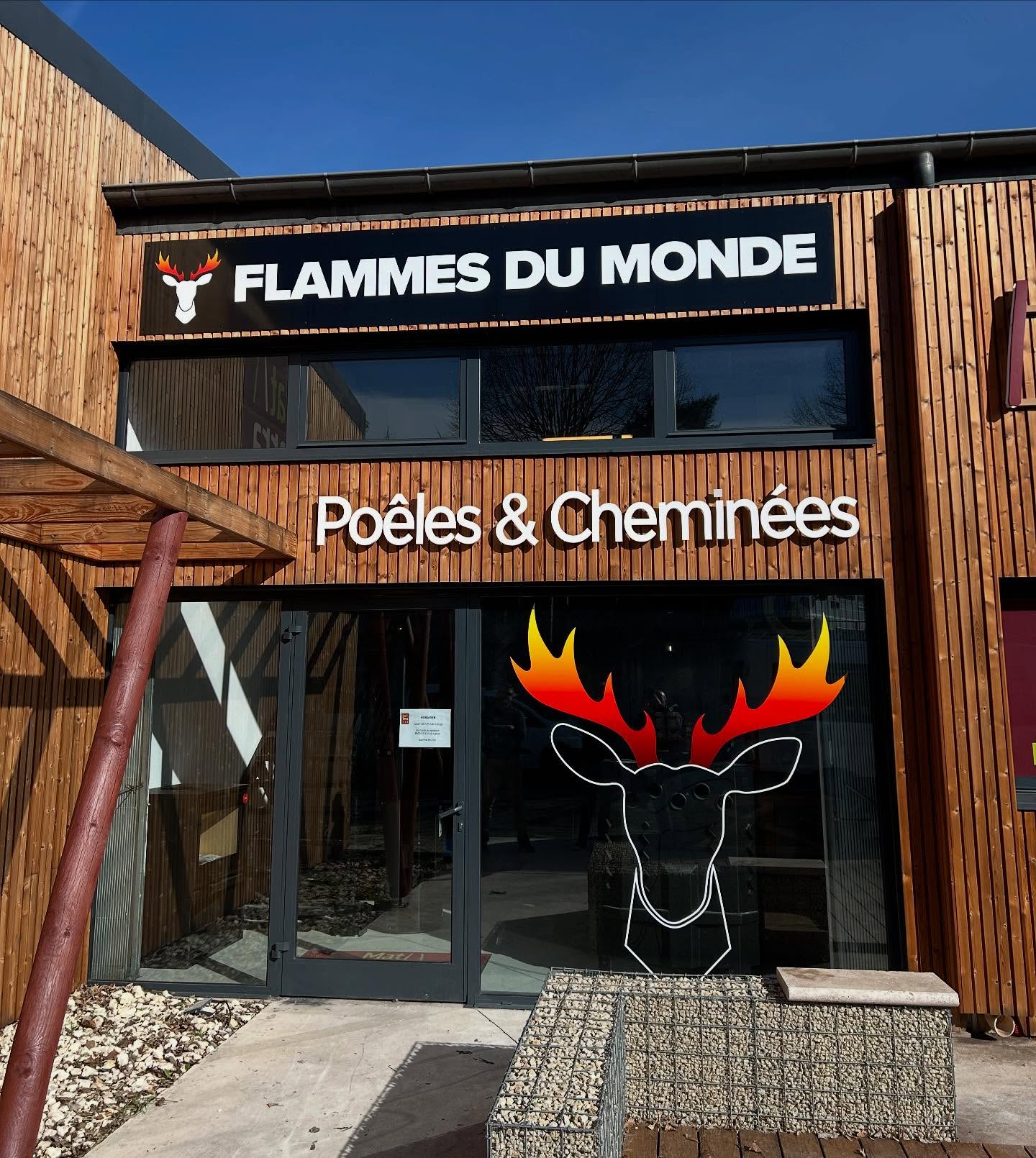 Enseigne de façade Flammes du Monde, réalisation UNYCK