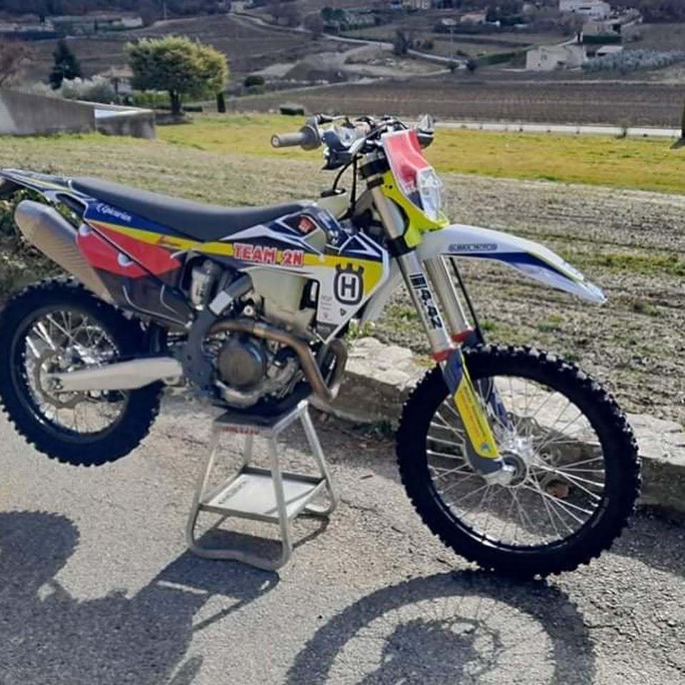 Décoration adhésive d’une moto de compétition