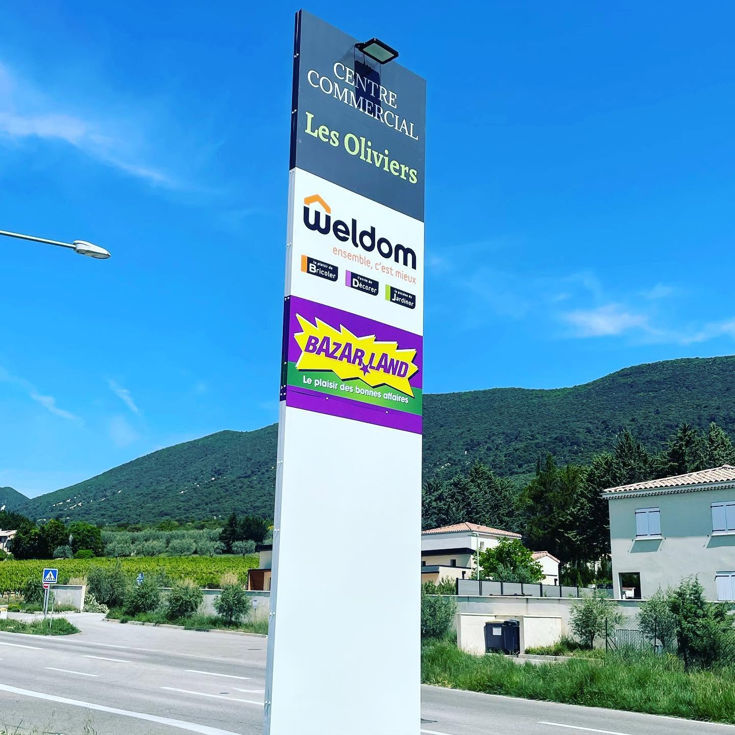 Totem regroupant plusieurs enseignes commerciales