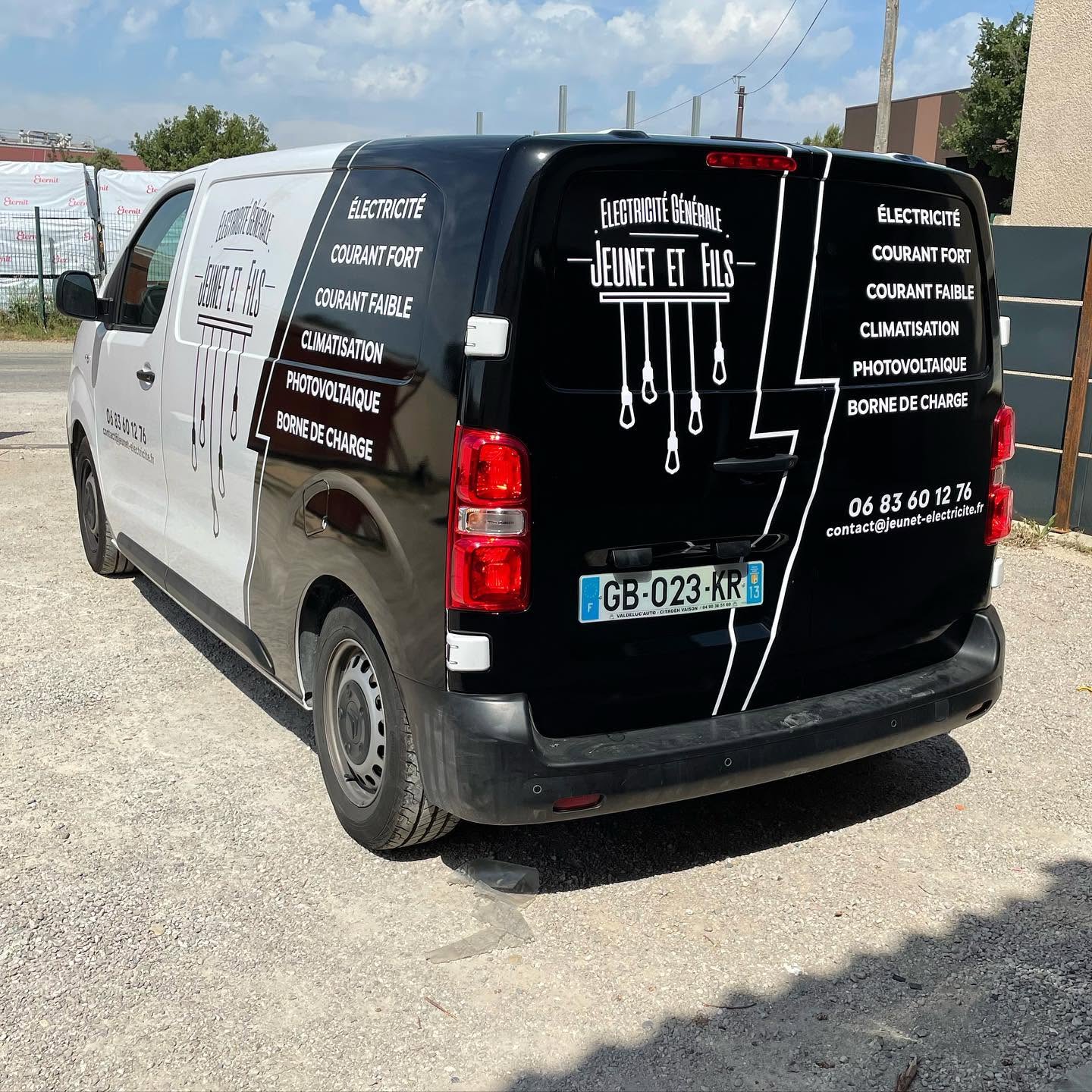 Marquage arrière d’un véhicule professionnel