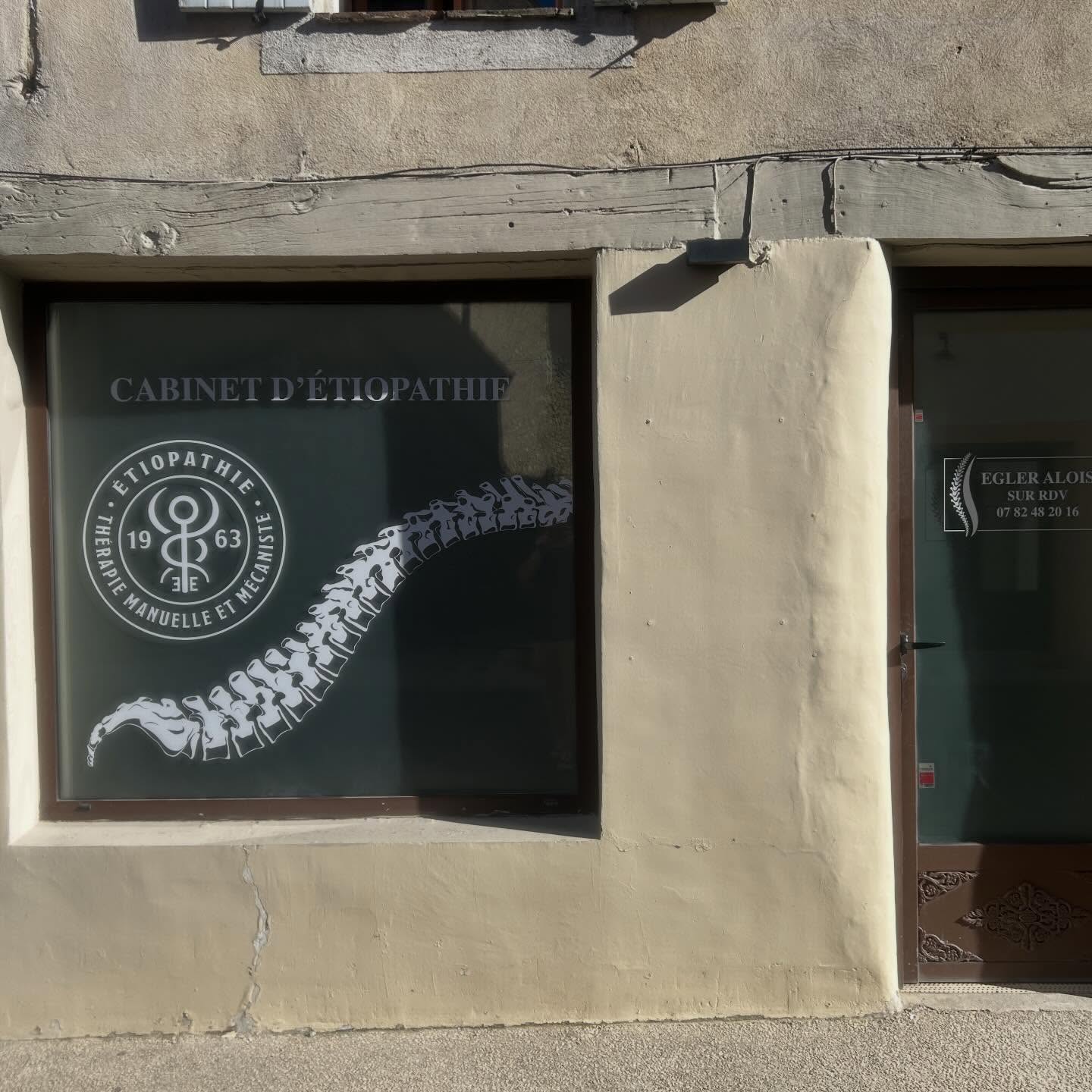 Décoration adhésive de la vitrine d’un cabinet d’ostéopathie